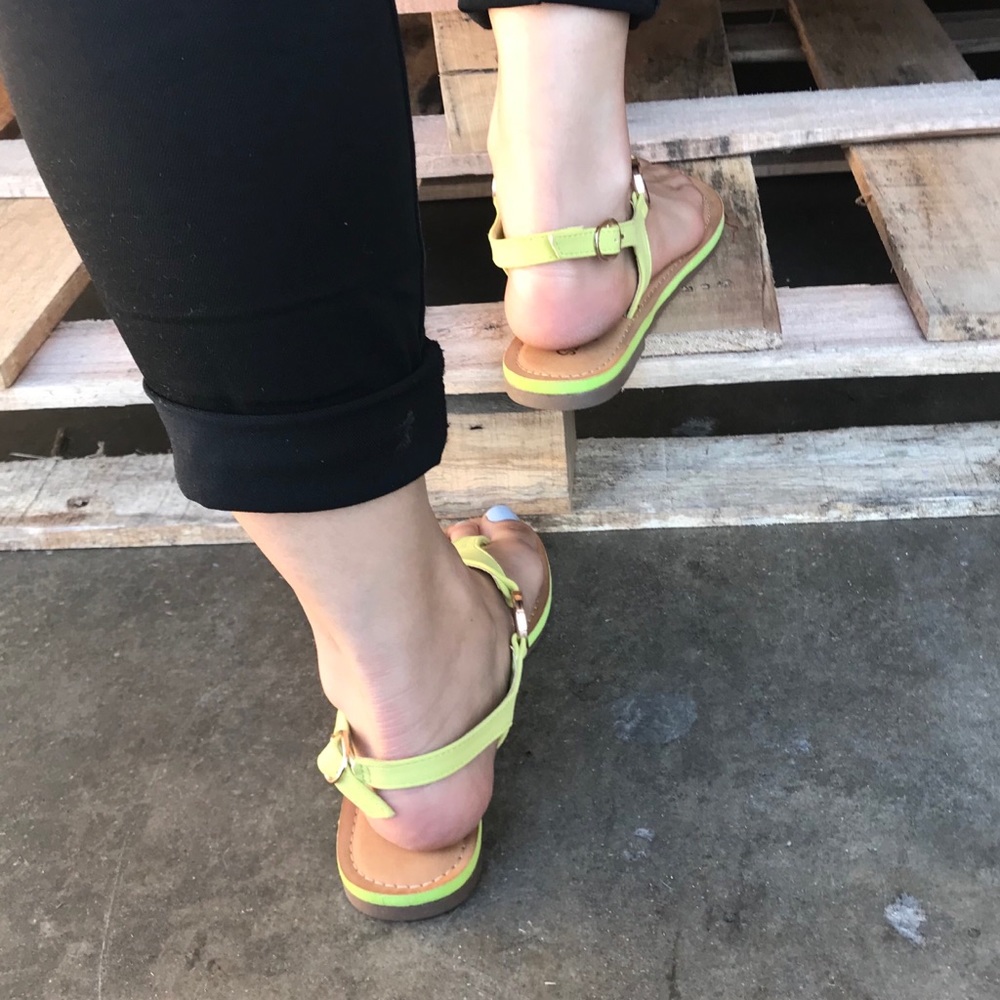 Neon yellow ring thong flat sandal - Picture 5 of 8